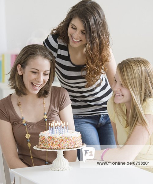 Jugendlicher Freundschaft Fest festlich Geburtstag Mädchen