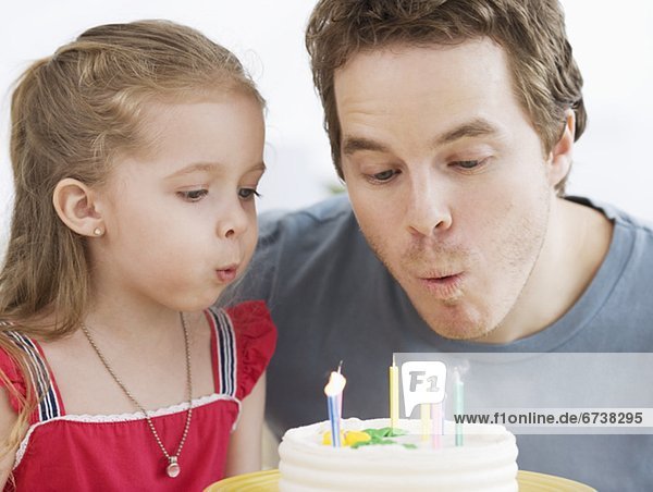 Menschlicher Vater  Geburtstag  Kerze  Tochter  Kerzen ausblasen