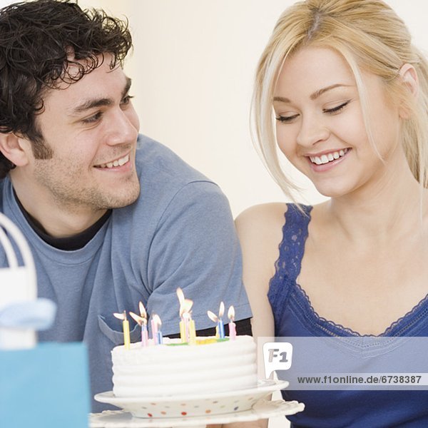 Mann  Freundin  sehen  lächeln  Geburtstag  Kuchen