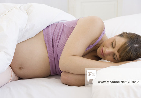 Schwangere Frau im Bett schlafen