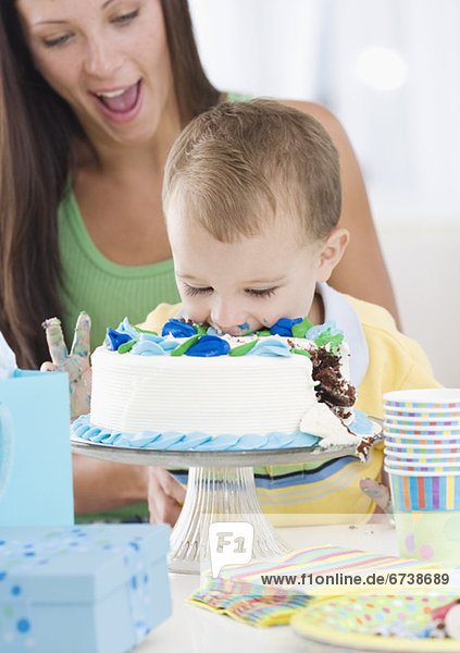 Geburtstag  Kuchen  essen  essend  isst  Baby