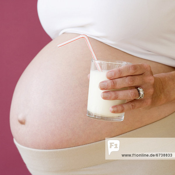 Pregnant Frau hält Glas Milch