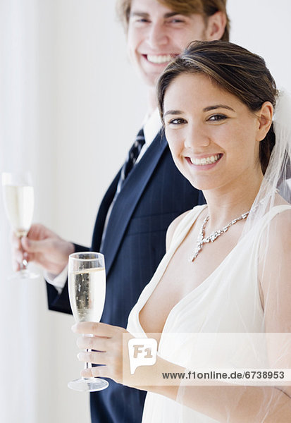 Braut  Bräutigam  halten  Champagner
