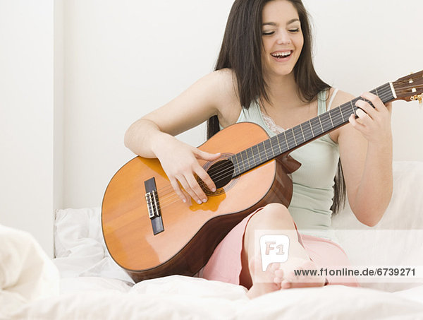 Frau spielt Gitarre