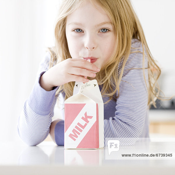 Pappschachtel  Pappkarton  trinken  Mädchen  Milch
