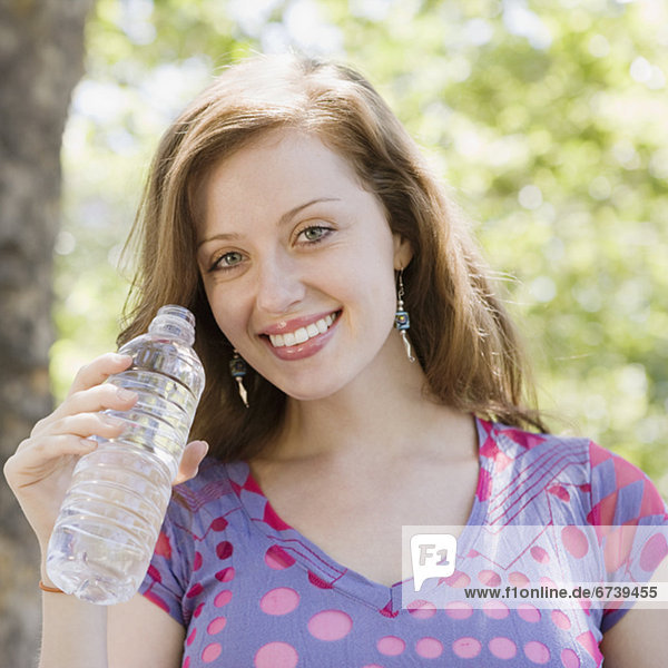 Außenaufnahme  Wasser  Frau  trinken  Flasche  freie Natur