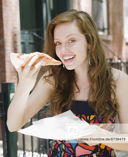Städtisches Motiv  Städtische Motive  Straßenszene  Straßenszene  Frau  Tischset  jung  Pizza  essen  essend  isst