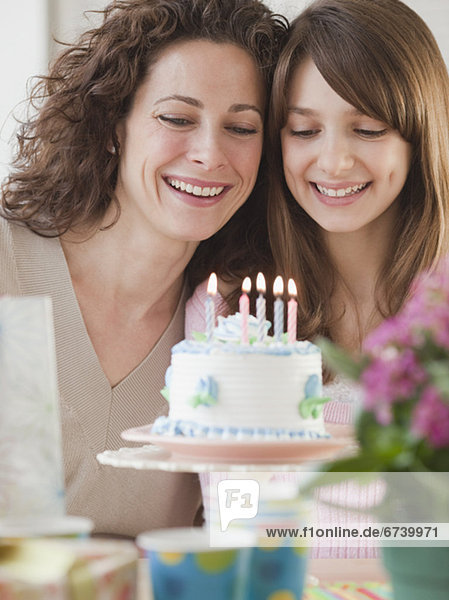 Fest  festlich  Geburtstag  10-13 Jahre  10 bis 13 Jahre  Mädchen  Mutter - Mensch