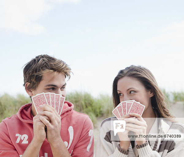 Junges blondes Paar spielt Karten - Partnerschaft  fully_released
