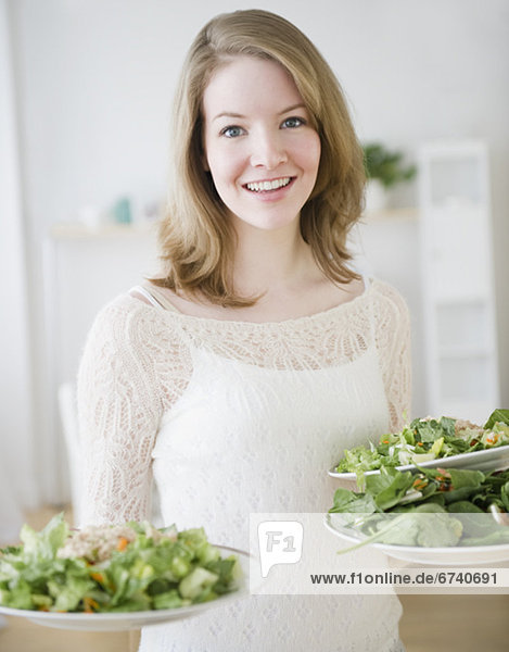Frau  tragen  Salat  Teller