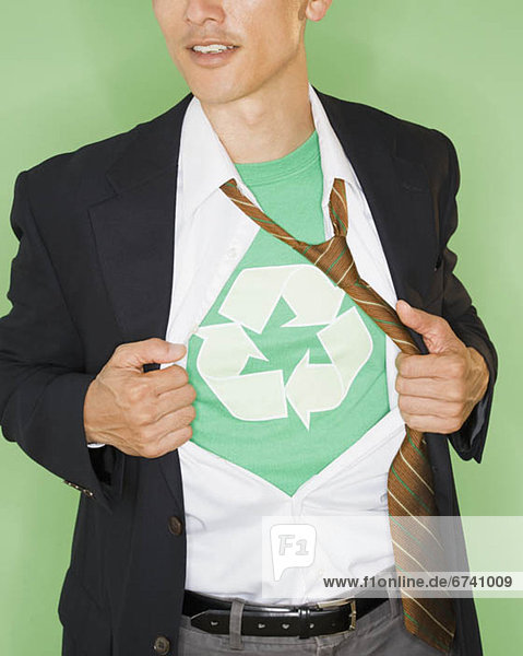 Studioaufnahme  Geschäftsmann  Symbol  Recycling  unterhalb  Hemd  Kleidung
