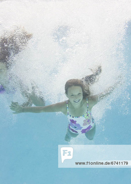 USA New York Girls (10-11 10-11) in swimming pool
