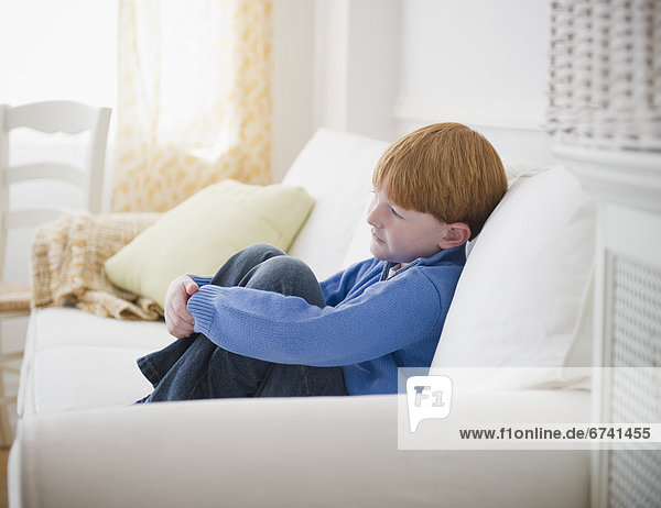 sitzend  Couch  Junge - Person  5-9 Jahre  5 bis 9 Jahre