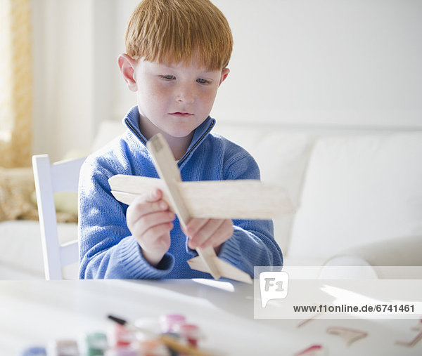 Flugzeug  Portrait  Junge - Person  Modell  5-9 Jahre  5 bis 9 Jahre