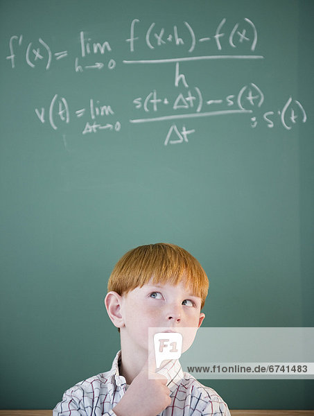 rechnen  Junge - Person  5-9 Jahre  5 bis 9 Jahre  Schreibtafel  Tafel  errechnen  Gleichung