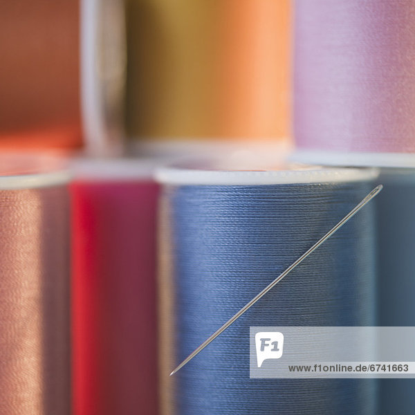 Farbaufnahme  Farbe  Faden  Spule  Rolle
