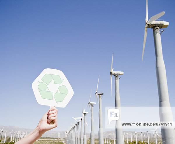 Vereinigte Staaten von Amerika USA Windturbine Windrad Windräder Frau Himmel Recycling halten Zeichen blau Signal