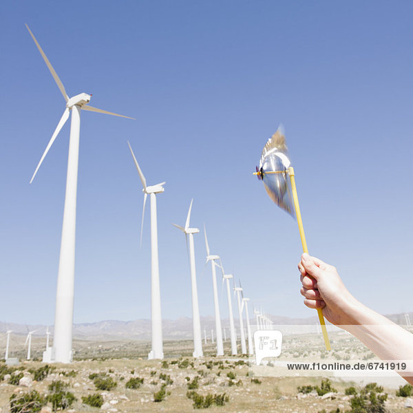 Vereinigte Staaten von Amerika USA Windturbine Windrad Windräder Frau Himmel halten Windrädchen Windrad blau