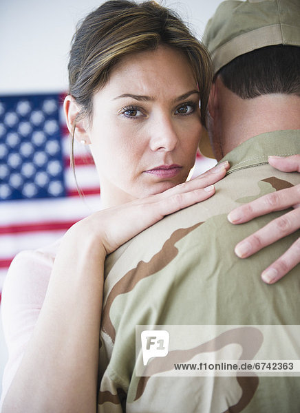 hoch  oben  nahe  Frau  umarmen  Soldat  Abschied
