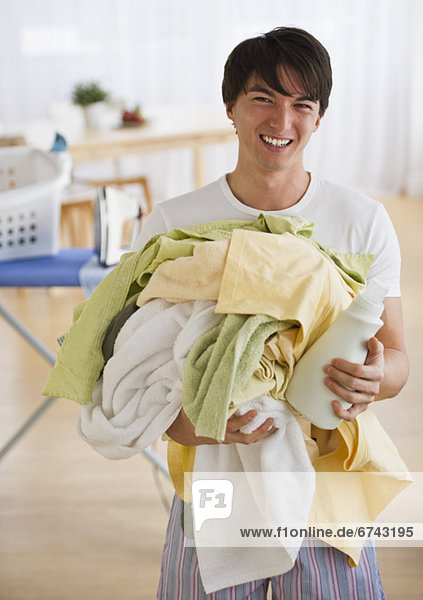 Haufen Mann halten Wäsche