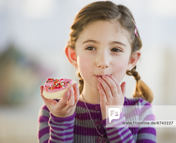 jung  essen  essend  isst  Mädchen  Keks