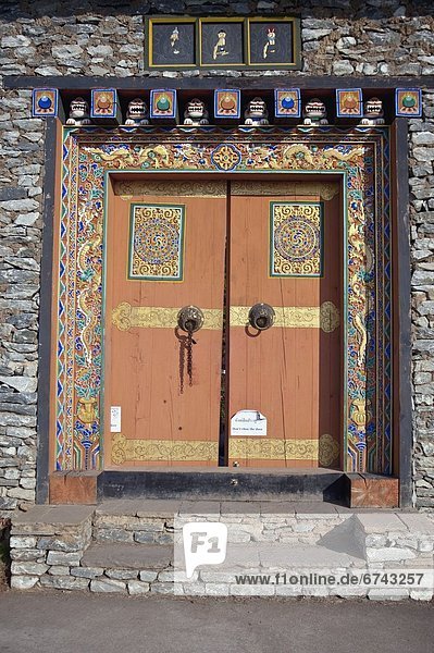 Felsbrocken  Wand  Eingang  streichen  streicht  streichend  anstreichen  anstreichend  Bhutan