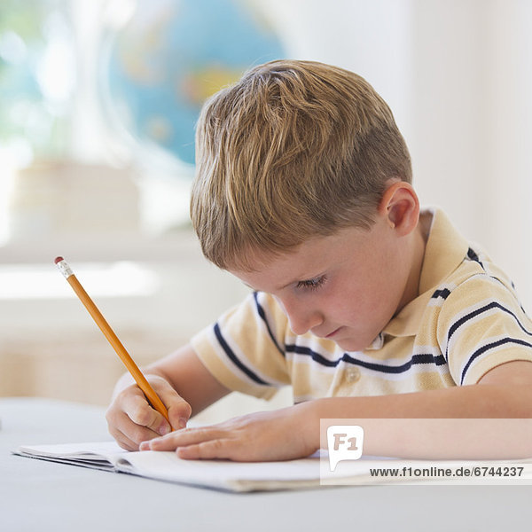 hoch  oben  nahe  schreiben  Junge - Person  Notizblock  5-6 Jahre  5 bis 6 Jahre  Notebook