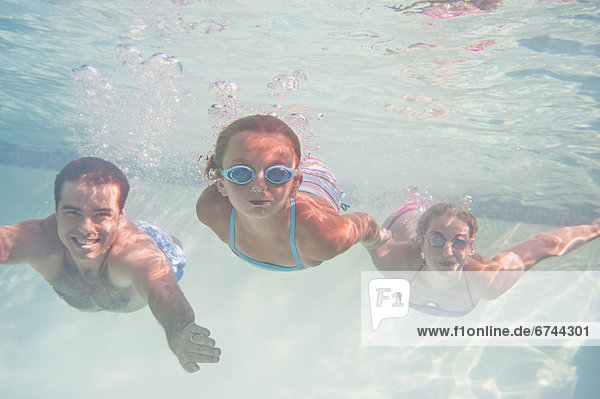 Menschliche Eltern Unterwasseraufnahme schwimmen Tochter 10-11 Jahre 10 bis 11 Jahre