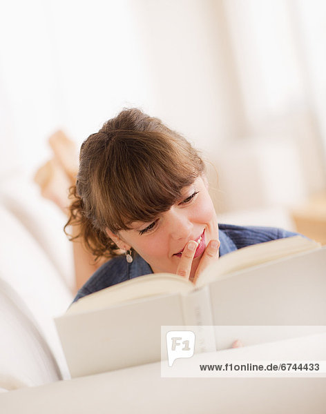 Junge Frau Lesung Buch