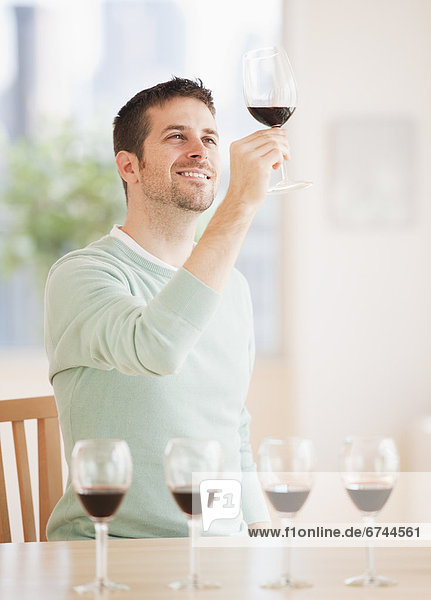 Mann tasting Wein