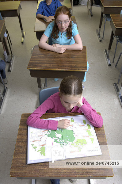 Schreibtisch  lesen  Klassenzimmer  Mädchen