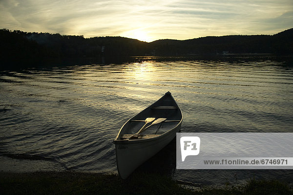 Kanu auf See bei Sonnenuntergang