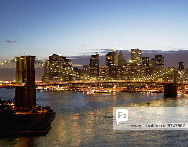 Vereinigte Staaten von Amerika  USA  Skyline  Skylines  New York City  Brücke  Brooklyn  Abenddämmerung  Manhattan  New York State