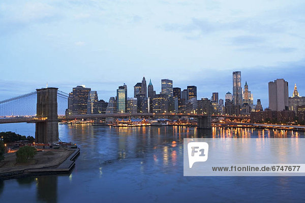 Vereinigte Staaten von Amerika  USA  Skyline  Skylines  beleuchtet  New York City  Morgen  Brücke  früh  Brooklyn  Manhattan  New York State