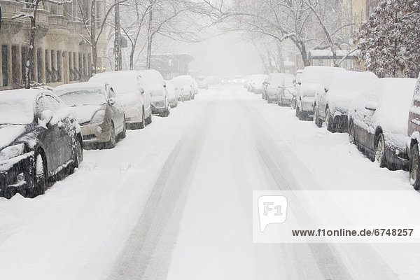 Vereinigte Staaten von Amerika  USA  New York City  Auto  Straße  Schnee  parken  Reihe