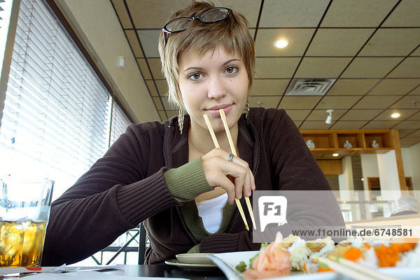 Junge Frau Sushi-Essen