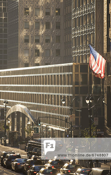Vereinigte Staaten von Amerika USA Außenaufnahme Städtisches Motiv Städtische Motive Straßenszene Straßenszene fliegen fliegt fliegend Flug Flüge New York City Gebäude Fahne Büro amerikanisch