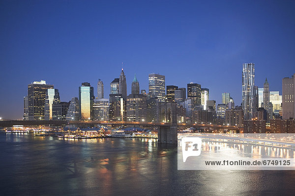 Vereinigte Staaten von Amerika  USA  Stadtansicht  Stadtansichten  New York City  Nacht  Brücke  Brooklyn  New York State
