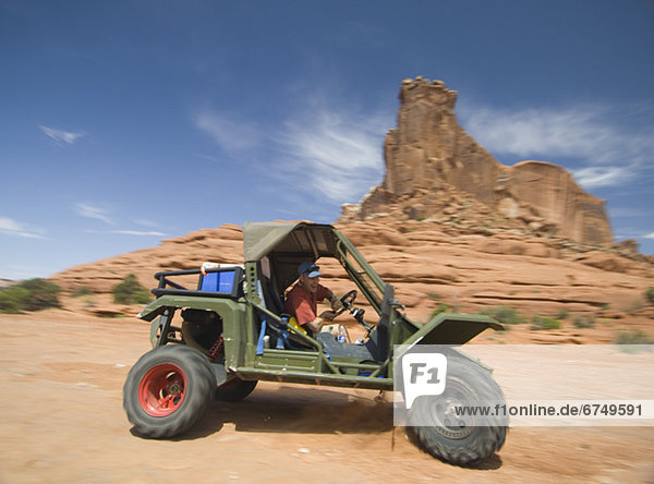 Mann Verkehr fahren Wüste Geländetauglichkeit