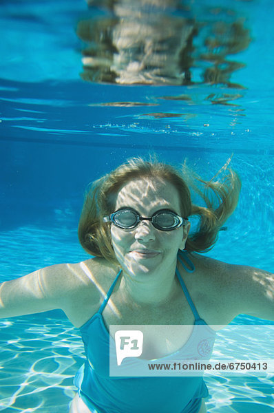 Frau Schutzbrille Unterwasseraufnahme Kleidung