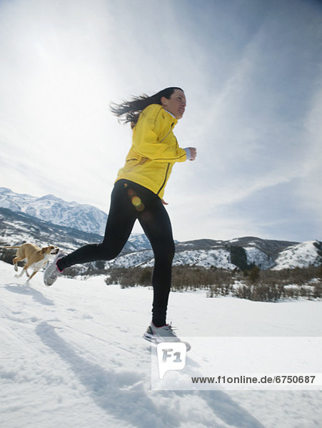 Frau  rennen  Hund  Schnee