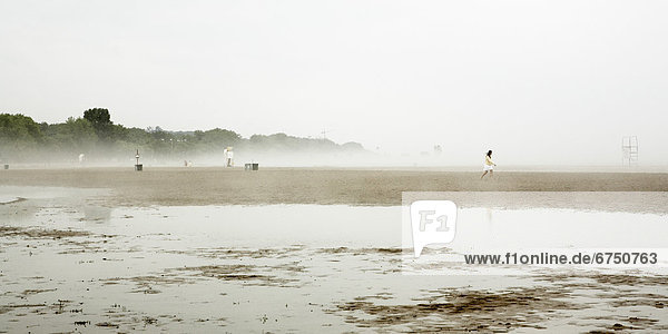Frau  gehen  Strand  Nebel