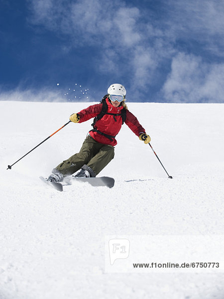 Frau  Skisport  Skiabfahrt  Abfahrt