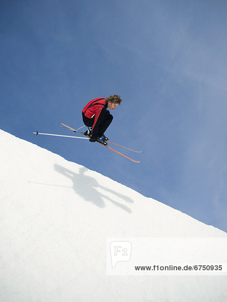 Skifahrer  springen  Halfpipe