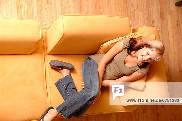 Frau sitzen auf der Couch
