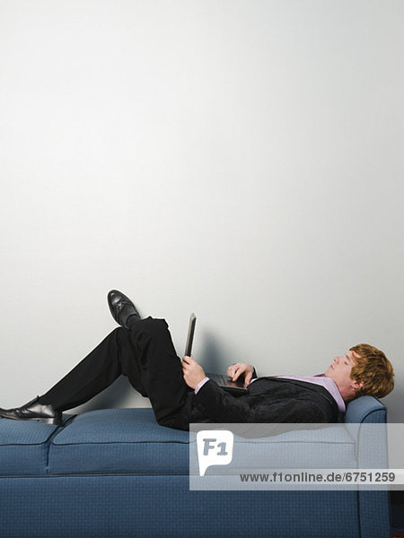 Notebook  Geschäftsmann  Couch  Entspannung