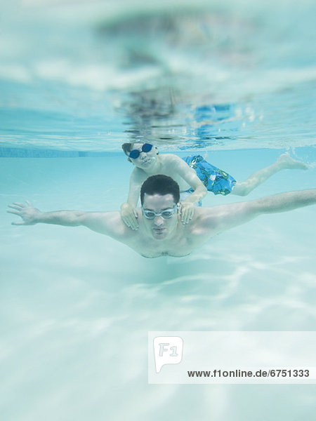 Junge - Person Unterwasseraufnahme schwimmen