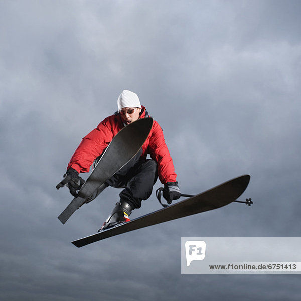 In der Luft schwebend  Skifahrer