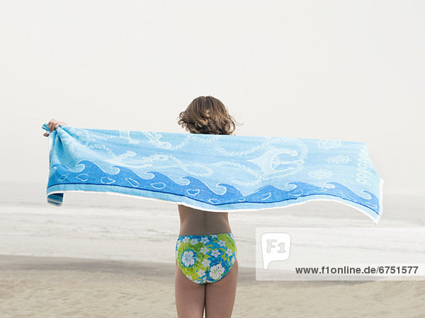 Strand  Handtuch  halten  Mädchen