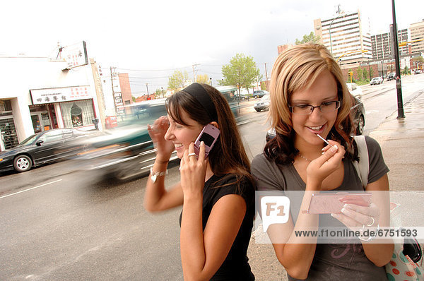 Handy  eincremen  verteilen  Frau  sprechen  Schminke  Straße  auftragen